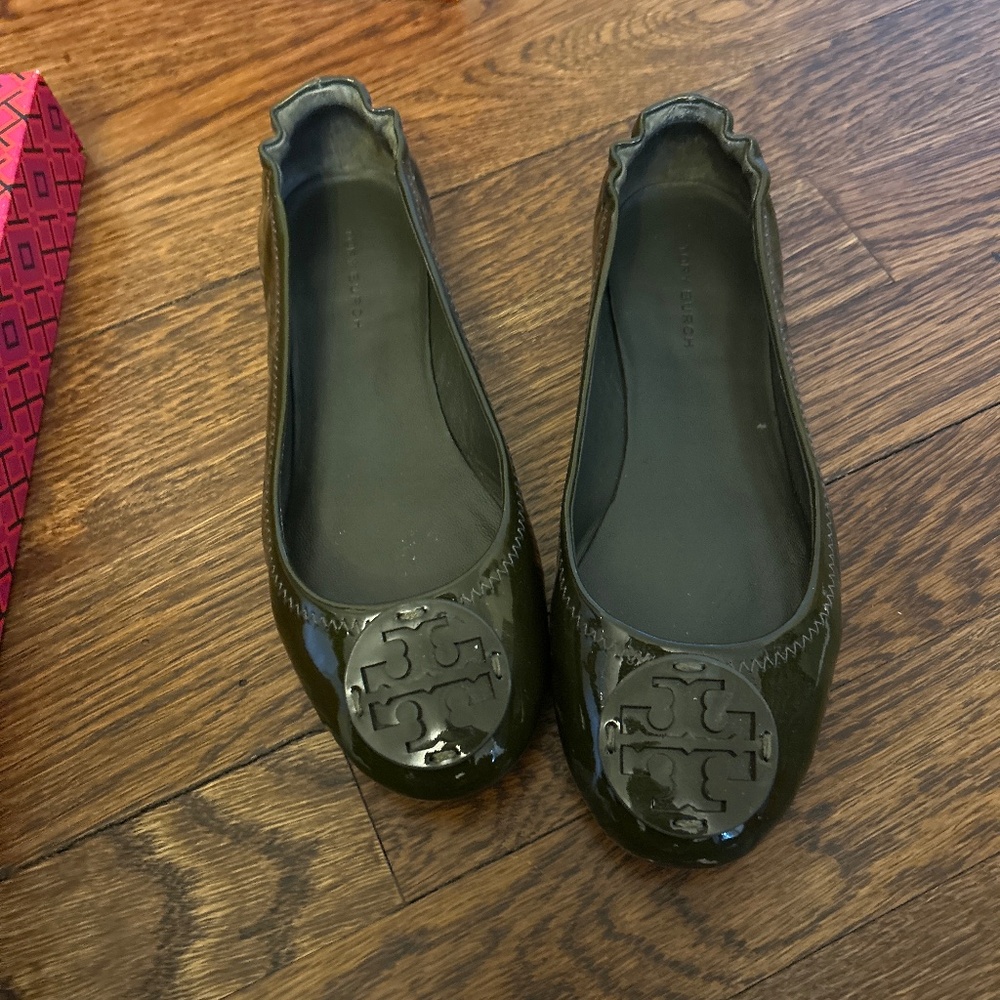 Tory Burch patent leather Minnie travel dark green size 6